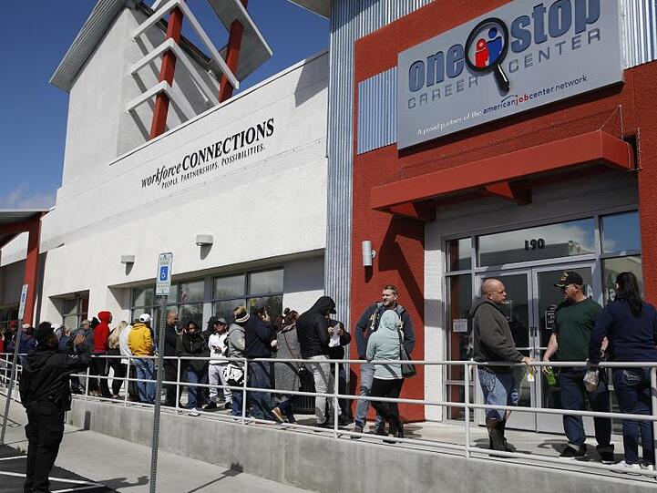 Menschen in Las Vegas stehen Mitte März vor einem Job-Center, um Arbeitslosenunterstützung zu beantragen.