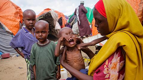 Maryan Madey (r), die aus der von Dürre heimgesuchten Region Lower Shabelle geflohen ist, hält ihre unterernährte Tochter Deka Ali in einem Lager für Vertriebene am Stadtrand von Mogadischu.