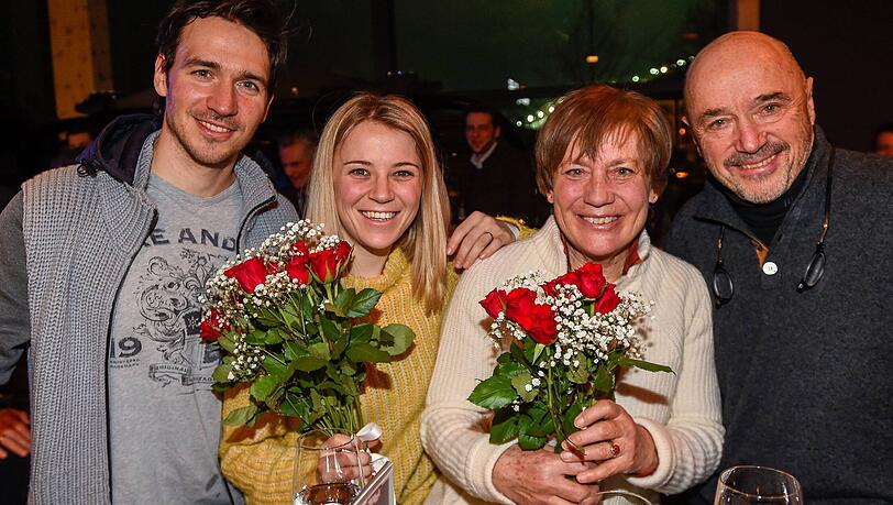 Felix Neureuther mit Ehefrau Miriam und seinen Eltern Rosi Mittermaier und Christian Neureuther. Der 41-Jährige empfindet große Dankbarkeit für seine Familie. Felix Neureuther mit Ehefrau Miriam und seinen Eltern Rosi Mittermaier und Christian Neureuther. Der 41-Jährige empfindet große Dankbarkeit für seine Familie.