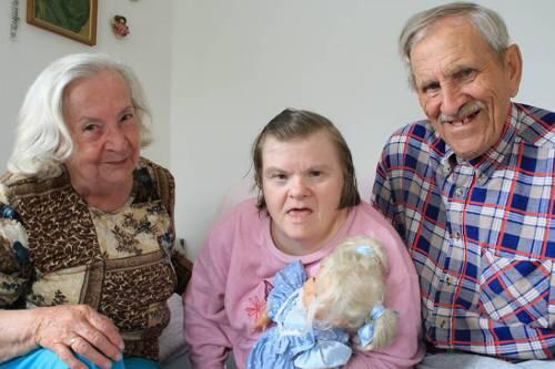Tochter und Mutter haben den selben Namen: Edith (54) kam mit Down-Syndrom zur Welt. Ihre Eltern, Edith (77) und Vater Hans (87)  kümmern sich um sie.