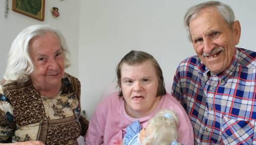 Tochter und Mutter haben den selben Namen: Edith (54) kam mit Down-Syndrom zur Welt. Ihre Eltern, Edith (77) und Vater Hans (87) kümmern sich um sie. Tochter und Mutter haben den selben Namen: Edith (54) kam mit Down-Syndrom zur Welt. Ihre Eltern, Edith (77) und Vater Hans (87) kümmern sich um sie.