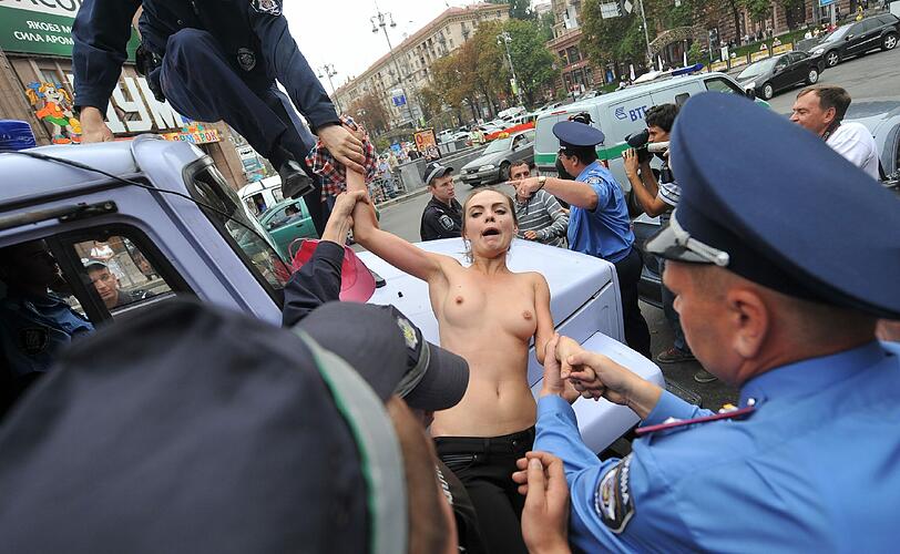 Sie sind wieder auf der Straße - die Nackt-Aktivistinnen der ukrainischen Frauenrechtsbewegung FEMEN. Hier protestierten sie publikumswirksam auf dem Dach eines Polizei-Fahrzeuges gegen die Inhaftierung von Ex-Regierungschefin Julia Timoschenko.