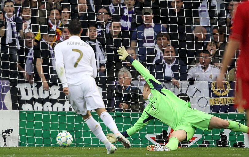 Tor Nummer 2: Wieder Christiano Ronaldo! Bayerns Abwehr in der 14. Minute total blank. Özil spielt den Ball in den Strafraum vor. Ronaldo nimmt dankend an und entscheidet sich für das Eck links unten. Tor!