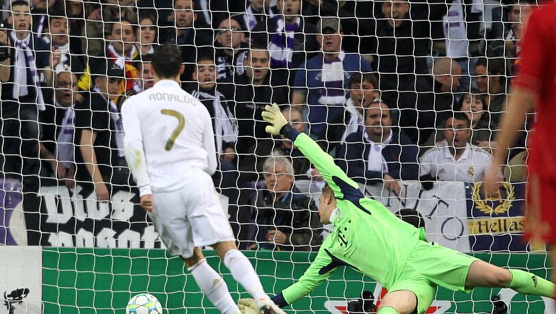 Tor Nummer 2: Wieder Christiano Ronaldo! Bayerns Abwehr in der 14. Minute total blank. Özil spielt den Ball in den Strafraum vor. Ronaldo nimmt dankend an und entscheidet sich für das Eck links unten. Tor! Tor Nummer 2: Wieder Christiano Ronaldo! Bayerns Abwehr in der 14. Minute total blank. Özil spielt den Ball in den Strafraum vor. Ronaldo nimmt dankend an und entscheidet sich für das Eck links unten. Tor!
