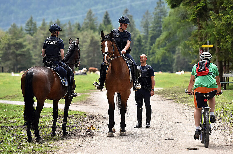 Polizeibeamte in Mittenwald im Grenzgebiet zu Österreich.