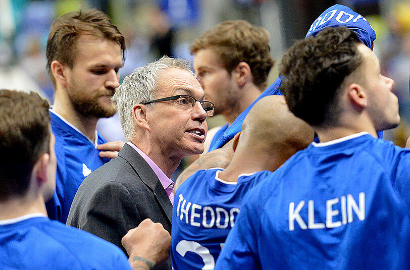Frankfurts Trainer Gordon Herbert beschwört in einer Unterbrechung seine Mannschaft.