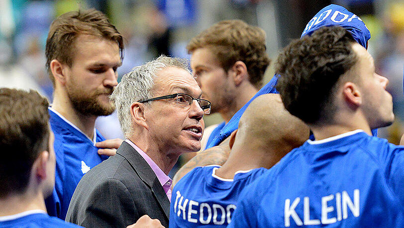 Frankfurts Trainer Gordon Herbert beschwört in einer Unterbrechung seine Mannschaft. Frankfurts Trainer Gordon Herbert beschwört in einer Unterbrechung seine Mannschaft.