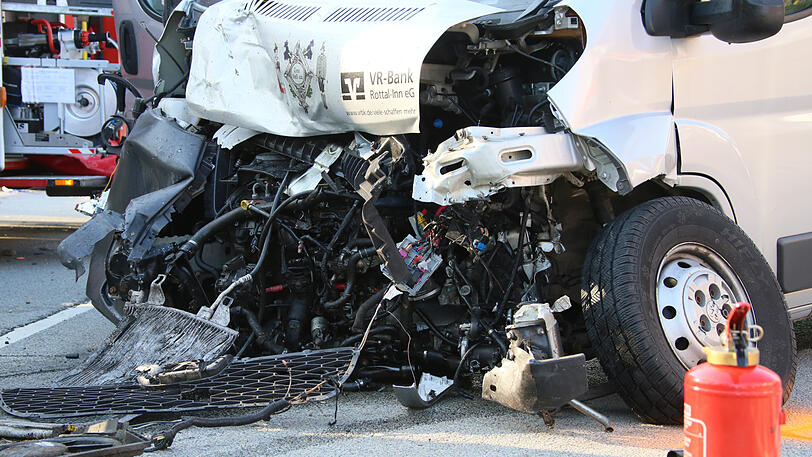 Bilder von der B15 im Landkreis Rosenheim, wo es zum schweren Verkehrsunfall mit einem Toten gekommen ist.