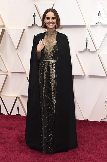 Top: Stil mit Statement. Natalie Portman ließ die Namen von Regisseurinnen auf den Saum ihres Dior-Umhangs sticken, die Oscar-reife Filme ablieferten, aber nicht mit einer Nominierung bedacht worden waren. Nur Männer standen in der Kategorie "Beste Regie" zur Wahl.