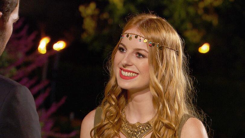 Nadine hat sich einen besonderen Haarschmuck für ihr erstes Treffen mit Oliver ausgesucht