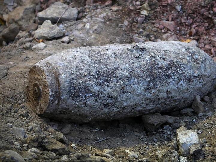 Ein entschärfte Weltkriegsbombe liegt in einer Baustelle. Foto: Fredrik von Erichsen/dpa/Symbolbild