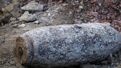 Ein entschärfte Weltkriegsbombe liegt in einer Baustelle. Foto: Fredrik von Erichsen/dpa/Symbolbild