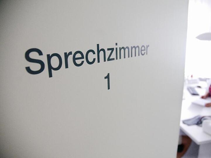 An einer Tür einer Hausarztpraxis ist der Schriftzug "Sprechzimmer 1" zu lesen. Foto: Benjamin Ulmer/dpa/Archivbild