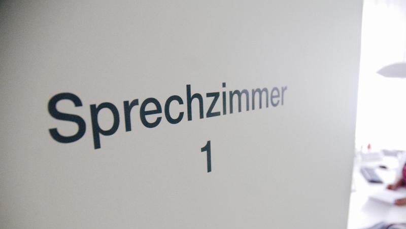 An einer Tür einer Hausarztpraxis ist der Schriftzug "Sprechzimmer 1" zu lesen. Foto: Benjamin Ulmer/dpa/Archivbild An einer Tür einer Hausarztpraxis ist der Schriftzug "Sprechzimmer 1" zu lesen. Foto: Benjamin Ulmer/dpa/Archivbild