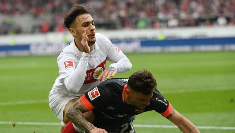 Stuttgarts Anastasios Donis (l) im Zweikampf am Boden mit Nürnbergs Tim Leibold. Stuttgarts Anastasios Donis (l) im Zweikampf am Boden mit Nürnbergs Tim Leibold.