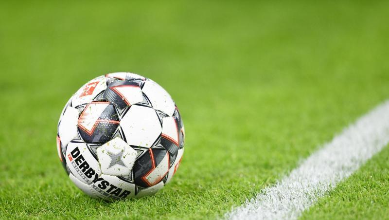Ein Fußball liegt auf dem Rasen.