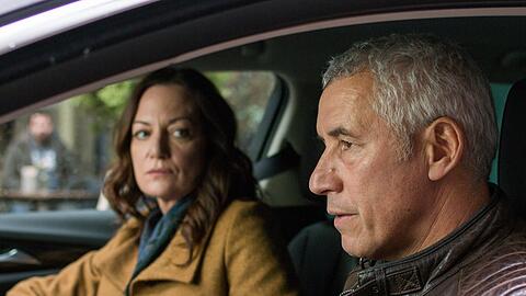 "Unter anderen Umständen: Über den Tod hinaus": Jana Winter (Natalia Wörner) und Matthias Hamm (Ralph Herforth) besuchen die Kaffeerösterei der Erhardts.