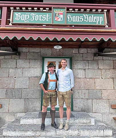 Johannes Rabl und Manuel Neuer vor ihrem Forsthaus.