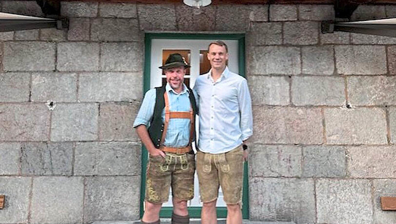 Johannes Rabl und Manuel Neuer vor ihrem Forsthaus. Johannes Rabl und Manuel Neuer vor ihrem Forsthaus.