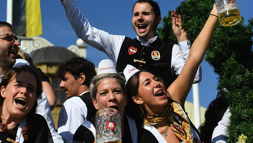 Die Stimmung ist auf der Wiesn ausgelassen. Welche besonderen Momente gab es in der Woche? (Symbolbild)