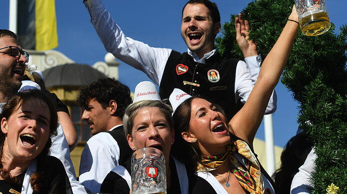 Die Stimmung ist auf der Wiesn ausgelassen. Welche besonderen Momente gab es in der Woche? (Symbolbild)