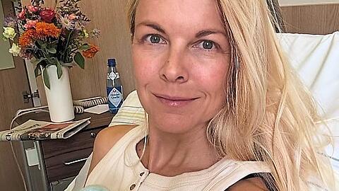 Dieses Foto aus dem Krankenhausbett teilt Tina Kaiser mit ihren Followern auf Instagram.