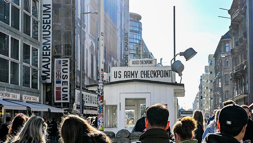 Der ehemalige "Checkpoint Charlie" zieht sehr viele Berlin-Touristen an. (Archivbild)