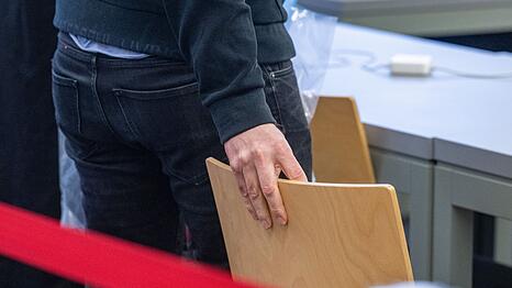 Der Prozess um eine vergiftete Champagner-Flasche in Weiden dauert l&auml;nger als bisher vorgesehen. (Archivbild)