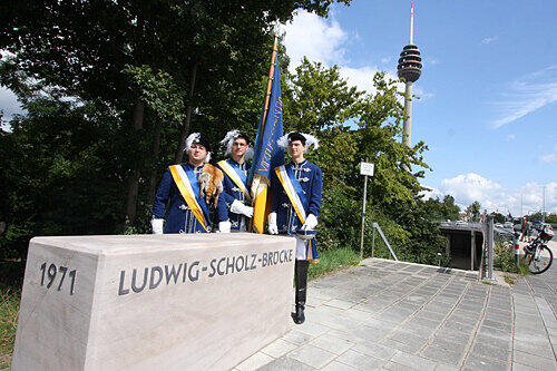 Die Abordnung der katholischen Studentenverbindung &bdquo;Unitas Franko-Palatia&ldquo;, deren Wiederbegründer und Vorsitzender Alt-Oberbürgermeister Ludwig Scholz (CSU) war, stand gestern bei der Umbenennung der 1971 gebauten Brücke Spalier. Die Brücke verbindet unweit des letzten Wohnsitzes von Scholz die Ortsteile Schweinau und Röthenbach.