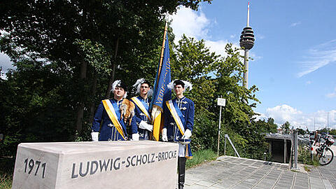Die Abordnung der katholischen Studentenverbindung &bdquo;Unitas Franko-Palatia&ldquo;, deren Wiederbegründer und Vorsitzender Alt-Oberbürgermeister Ludwig Scholz (CSU) war, stand gestern bei der Umbenennung der 1971 gebauten Brücke Spalier. Die Brücke verbindet unweit des letzten Wohnsitzes von Scholz die Ortsteile Schweinau und Röthenbach.