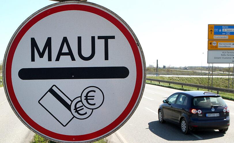 CSU-Chef Horst Seehofer beharrt ungeachtet aller Widerstände in Union und FDP auf der Einführung einer Pkw-Maut auf deutschen Autobahnen.