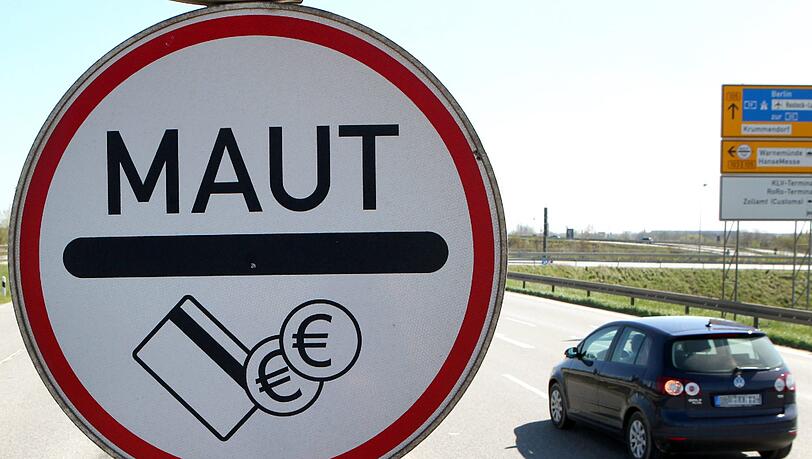 CSU-Chef Horst Seehofer beharrt ungeachtet aller Widerstände in Union und FDP auf der Einführung einer Pkw-Maut auf deutschen Autobahnen. CSU-Chef Horst Seehofer beharrt ungeachtet aller Widerstände in Union und FDP auf der Einführung einer Pkw-Maut auf deutschen Autobahnen.