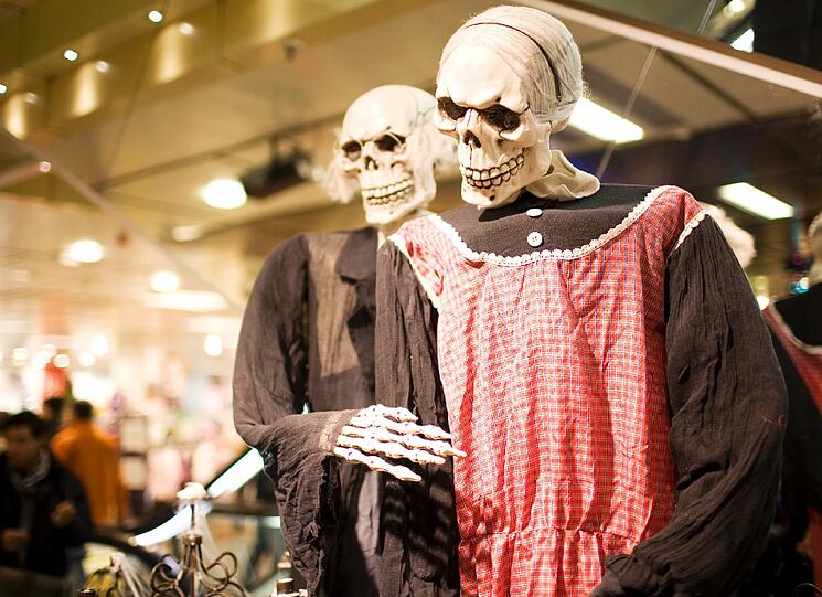 So können perfekte Gastgeber aussehen, zumindest an Halloween: Geister-Kostüme - gesehen bei "Galeria Kaufhof", Kaufinger Straße.