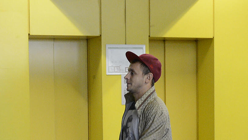 Designer-Schuhe, Designer-Jacke, Base-Cap: Rafinhas Outfit fürs Münchner Gericht. Designer-Schuhe, Designer-Jacke, Base-Cap: Rafinhas Outfit fürs Münchner Gericht.