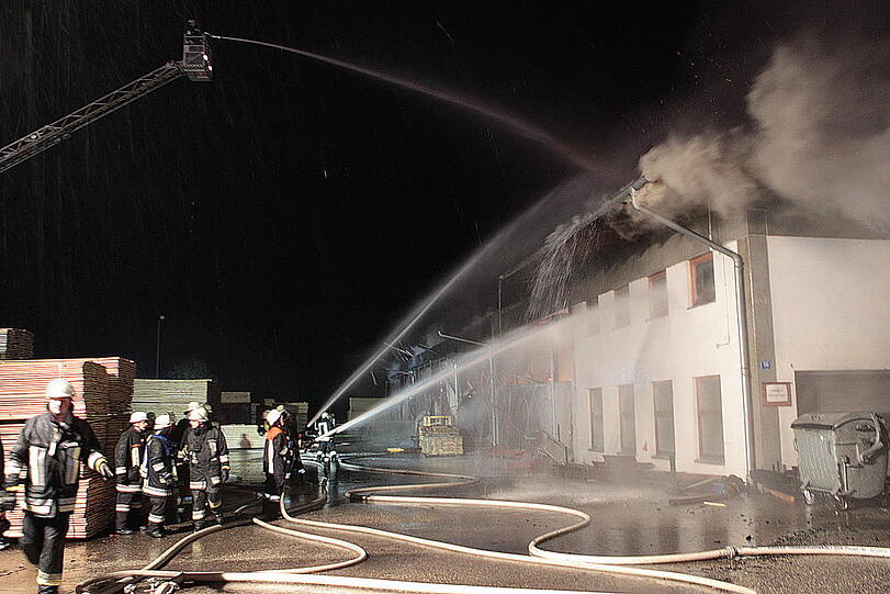 Die Feuerwehr war stundenlang im Einsatz.