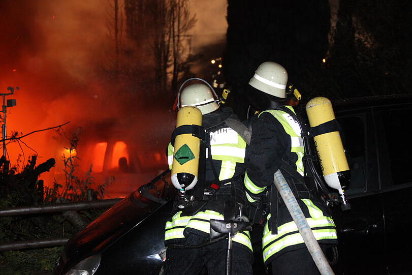 Wohnhaus und Pkw in Mühltal in Vollbrand. Bilder vom Großeinsatz der Feuerwehr.
