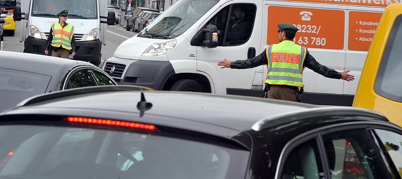 Blitze legen die Ampeln lahm: Ein heftiges Gewitter hat am Montagmorgen in München teils für Chaos im Berufsverkehr gesorgt. Die Polizei musste den Verkehr regeln.