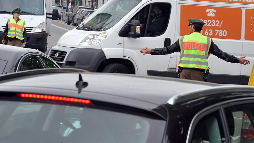 Blitze legen die Ampeln lahm: Ein heftiges Gewitter hat am Montagmorgen in München teils für Chaos im Berufsverkehr gesorgt. Die Polizei musste den Verkehr regeln. Blitze legen die Ampeln lahm: Ein heftiges Gewitter hat am Montagmorgen in München teils für Chaos im Berufsverkehr gesorgt. Die Polizei musste den Verkehr regeln.