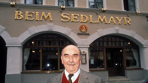 Walter Sedlmayr vor seiner Gastwirtschaft &bdquo;Beim Sedlmayr&ldquo; in der Westenriederstraße.