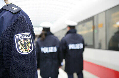 Nur mit große Mühe und gefesselt konnten die Betrunkenen von Beamten der Bundespolizei zur Dienststelle gebracht werden.