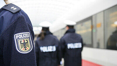 Nur mit große Mühe und gefesselt konnten die Betrunkenen von Beamten der Bundespolizei zur Dienststelle gebracht werden. Nur mit große Mühe und gefesselt konnten die Betrunkenen von Beamten der Bundespolizei zur Dienststelle gebracht werden.
