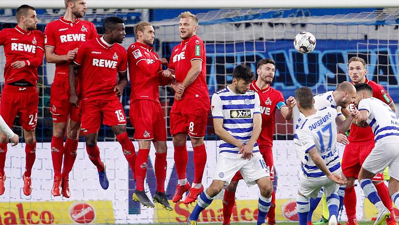 Beim Freistoß darf ab sofort kein Spieler mehr in der gegnerischen Mauer stehen. Beim Freistoß darf ab sofort kein Spieler mehr in der gegnerischen Mauer stehen.