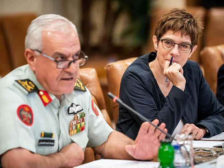 Annegret Kramp-Karrenbauer sitzt bei einer Besprechung neben Yousef Huneiti, dem Armeechef von Jordanien.