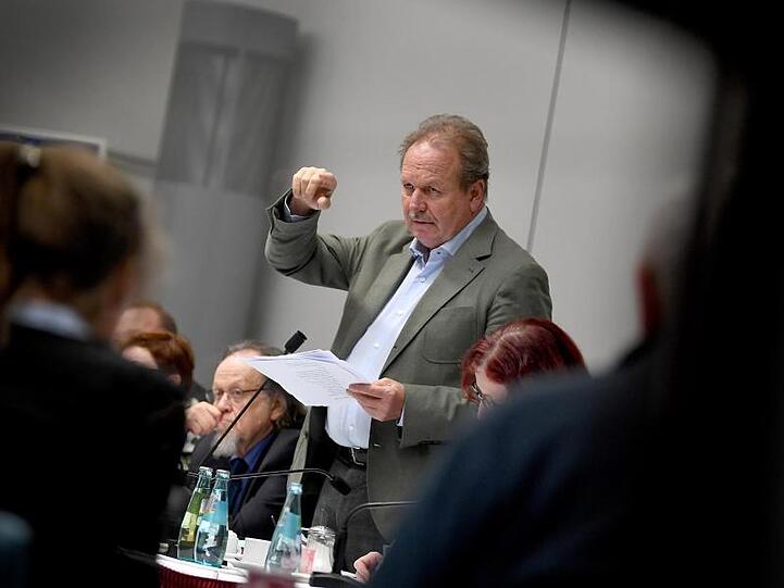 Verdi-Chef Frank Bsirske berichtet der Verhandlungskommission über den Stand der Tarifverhandlungen.