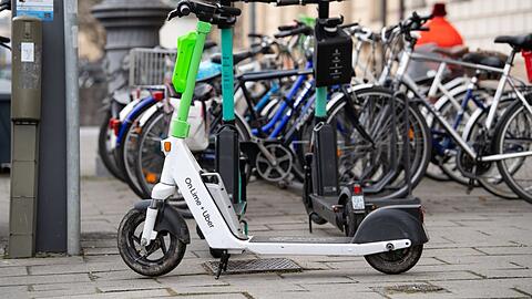 Die einen wollen nicht auf sie verzichten, die anderen sind von ihnen genervt: E-Scooter in München.