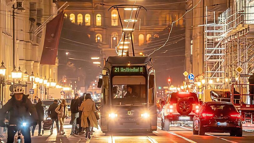 Die Tram 21 auf der Maximilianstraße: Der Ticketverkauf ist bei der MVG einfacher geworden. Die Tram 21 auf der Maximilianstraße: Der Ticketverkauf ist bei der MVG einfacher geworden.