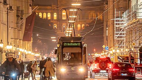 Die Tram 21 auf der Maximilianstraße: Der Ticketverkauf ist bei der MVG einfacher geworden.