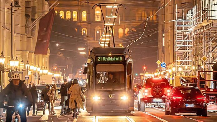 Die Tram 21 auf der Maximilianstraße: Der Ticketverkauf ist bei der MVG einfacher geworden. Die Tram 21 auf der Maximilianstraße: Der Ticketverkauf ist bei der MVG einfacher geworden.