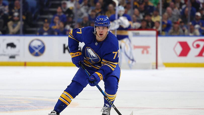 JJ Peterka verabschiedet sich nach vier Jahren aus Buffalo und geht nach Salt Lake City. JJ Peterka verabschiedet sich nach vier Jahren aus Buffalo und geht nach Salt Lake City.