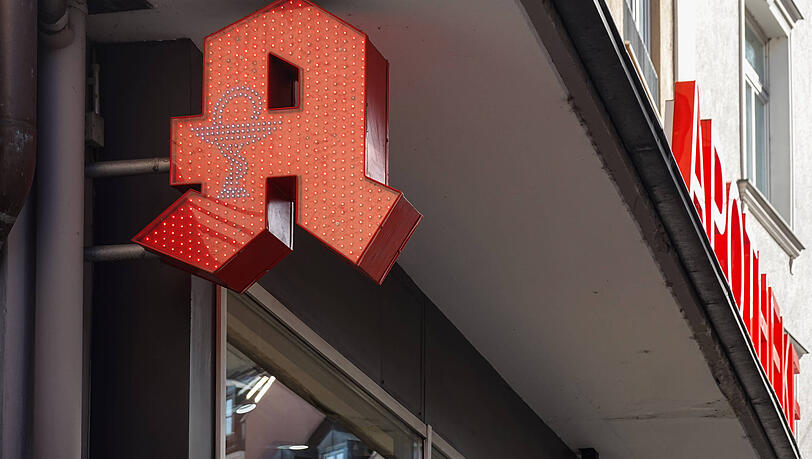 Bei der sofort eingeleiteten Fahndung mit mehreren Streifen der Polizei konnte der 
Tatverdächtige anhand der Personenbeschreibung in der Nähe der Apotheke erkannt und 
festgenommen werden. (Symbolbild)